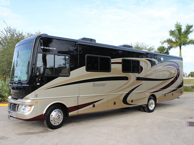 2014 Fleetwood Bounder Photo