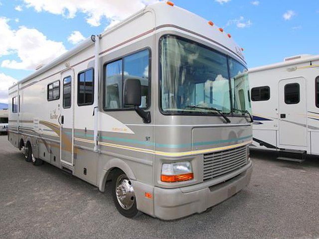 2000 Fleetwood Bounder Photo
