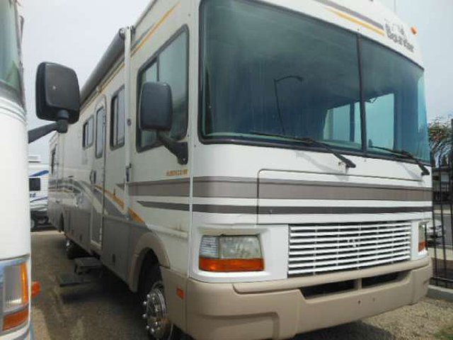 2002 Fleetwood Bounder Photo