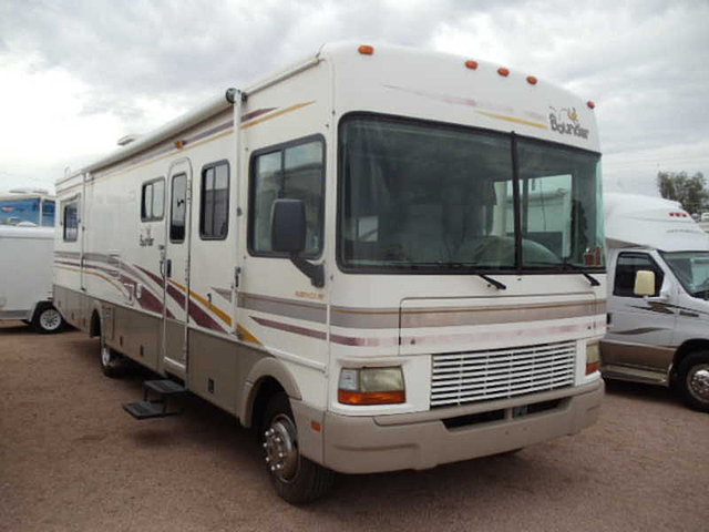 2002 Fleetwood Bounder Photo