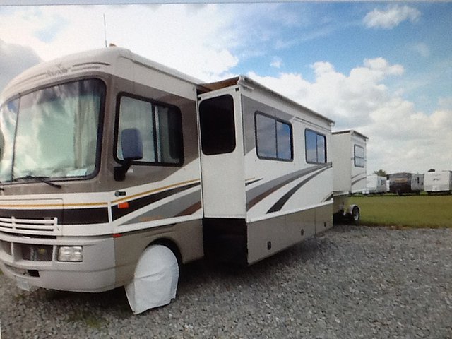 2004 Fleetwood Bounder Photo