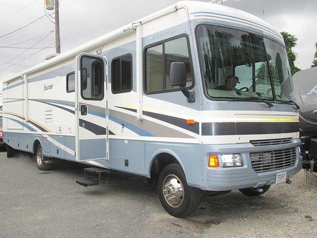 2005 Fleetwood Bounder Photo