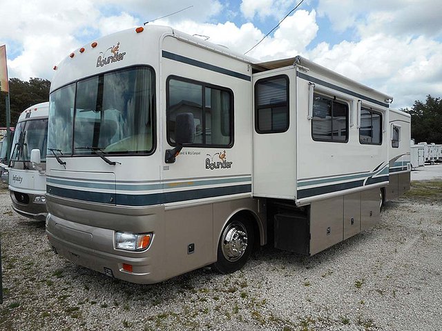 2002 Fleetwood Bounder Photo