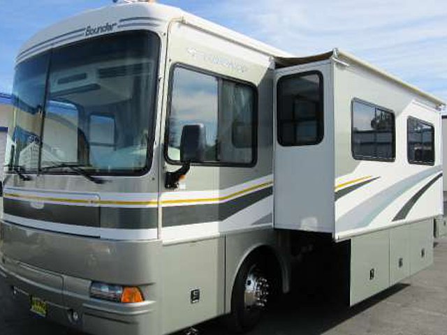 2005 Fleetwood Bounder Photo