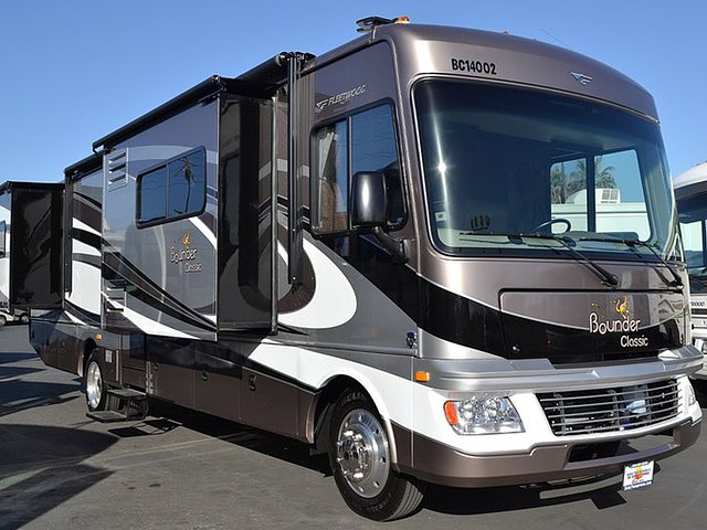 2014 Fleetwood Bounder Classic Photo