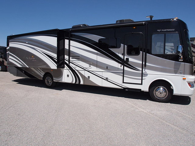 2015 Fleetwood Bounder Classic Photo