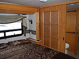 2005 Fleetwood Discovery Photo #16