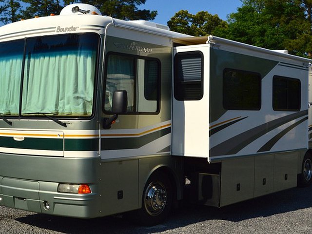 2005 Fleetwood Bounder Diesel Photo