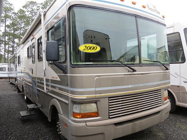 2000 Fleetwood Bounder Photo