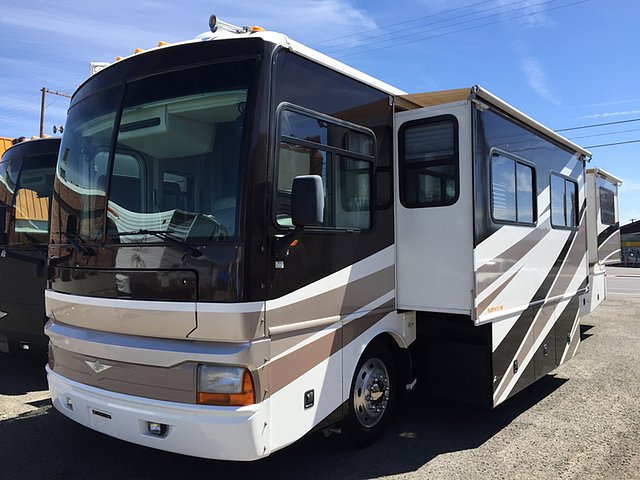 2003 Fleetwood Discovery Photo