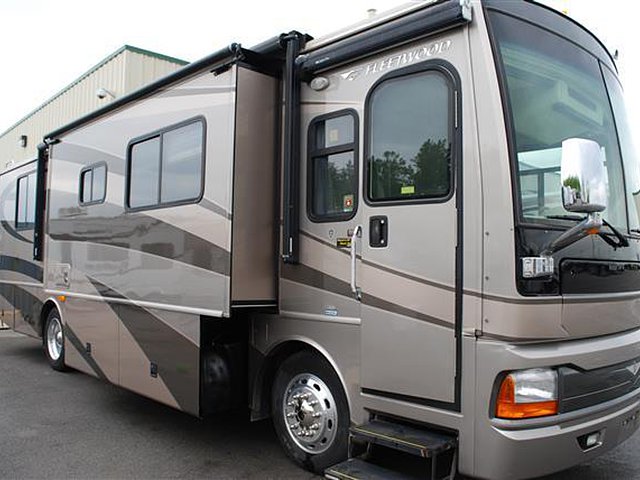 2005 Fleetwood Discovery Photo