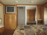 2005 Fleetwood Discovery Photo #24