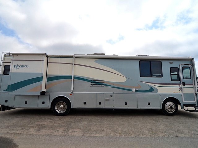 2000 Fleetwood Discovery Photo