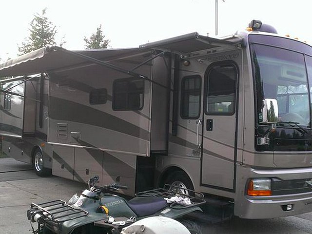 2005 Fleetwood Discovery Photo