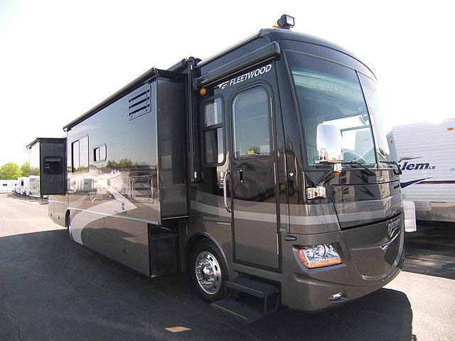 2007 Fleetwood Discovery Photo