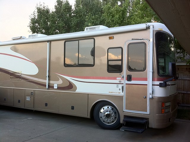 2000 Fleetwood Discovery Photo