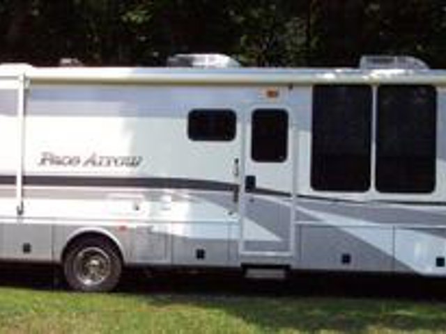 2002 Fleetwood Pace Arrow Photo