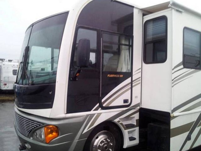 2004 Fleetwood Pace Arrow Photo