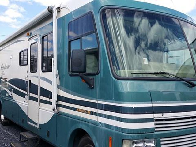 2000 Fleetwood Pace Arrow Photo