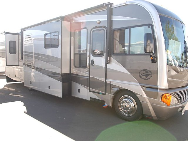2005 Fleetwood Pace Arrow Photo