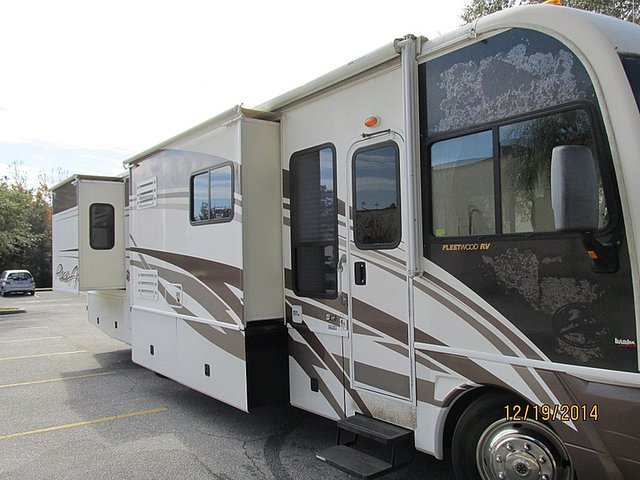 2004 Fleetwood Pace Arrow Photo