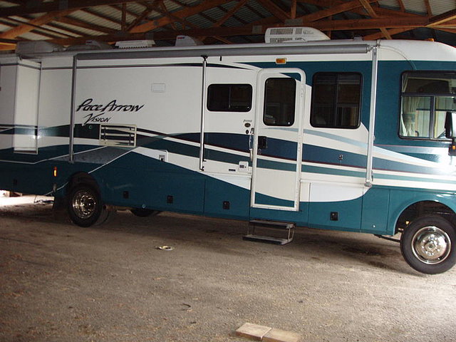 2000 Fleetwood Pace Arrow Photo