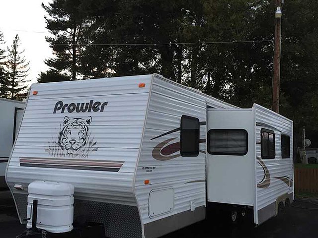 2004 Fleetwood Prowler Photo