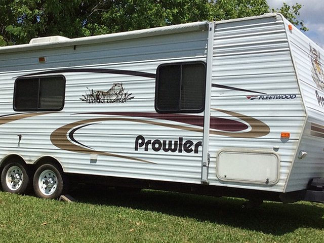 2005 Fleetwood Prowler Photo