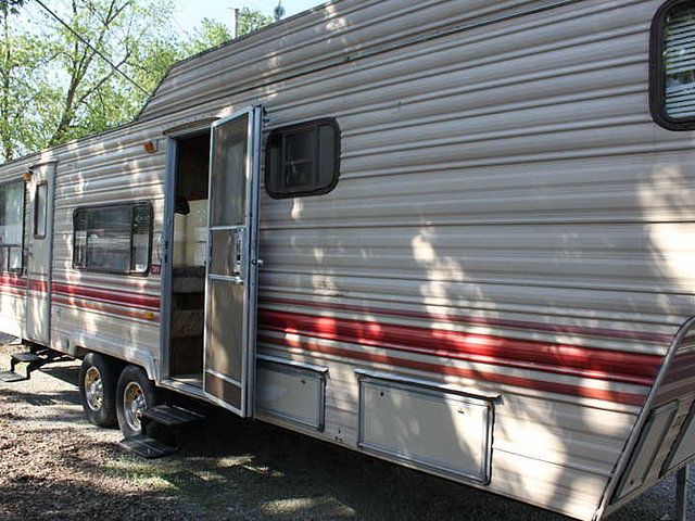 1985 Fleetwood Prowler Photo