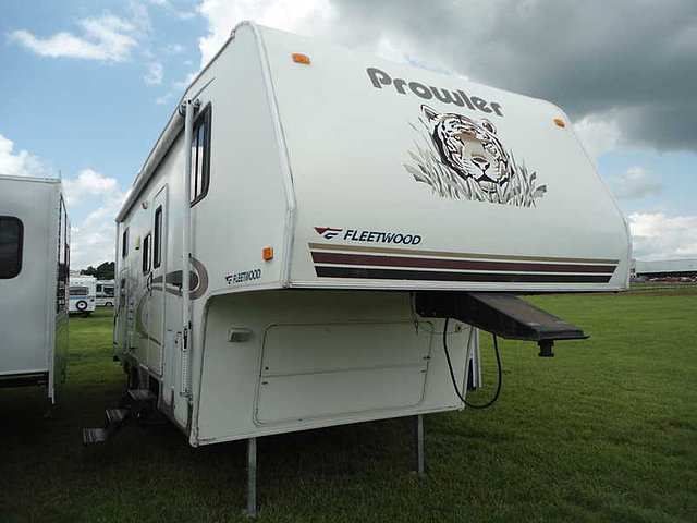 2005 Fleetwood Prowler Photo