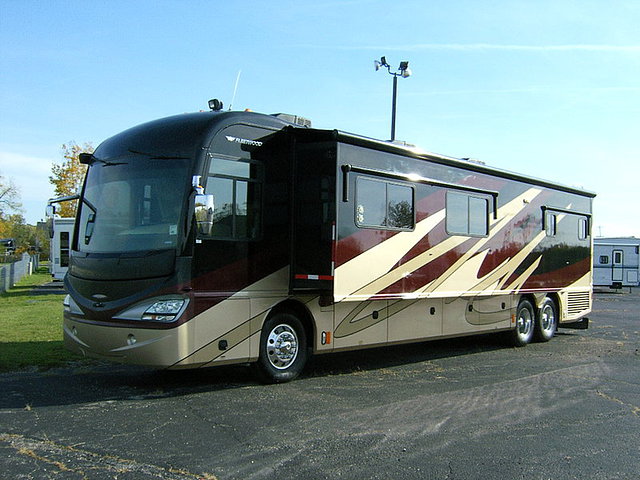 2009 Fleetwood Revolution Photo