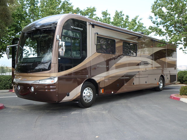 2006 Fleetwood Revolution LE Photo