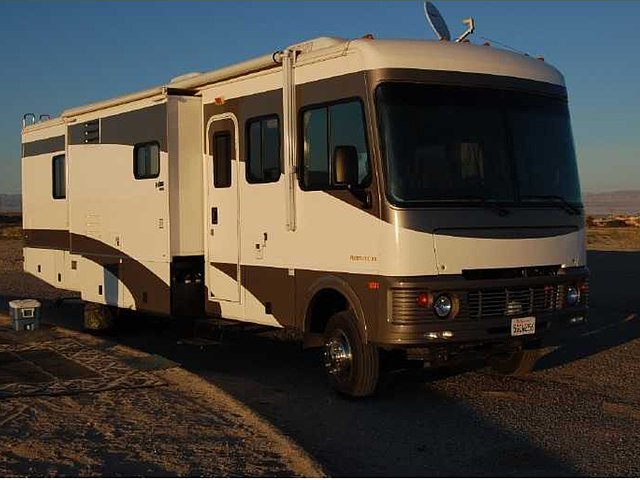 2005 Fleetwood Storm Photo