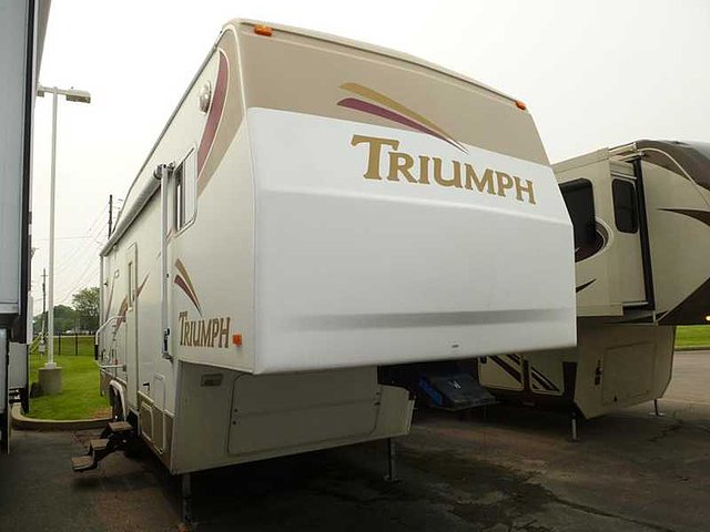 2002 Fleetwood Triumph Photo
