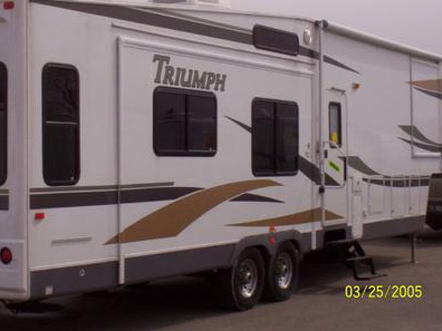 2005 Fleetwood Triumph Photo
