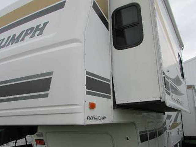 2004 Fleetwood Triumph Regency Photo