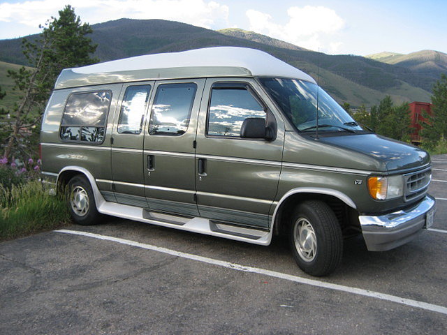 2002 Ford Econoline Photo