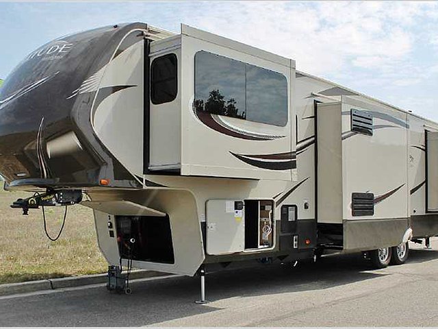 16 Grand Design Solitude