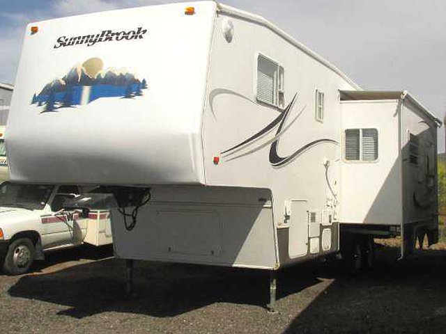 2005 Sunnybrook Titan Photo