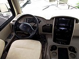 2015 Thor Motor Coach Challenger Photo #14