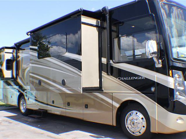 2015 Thor Motor Coach Challenger Photo