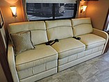2015 Thor Motor Coach Challenger Photo #15