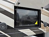 2016 Thor Motor Coach Challenger Photo #18