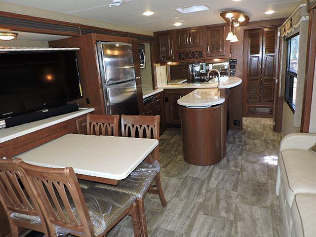 2015 Thor Motor Coach Challenger Photo