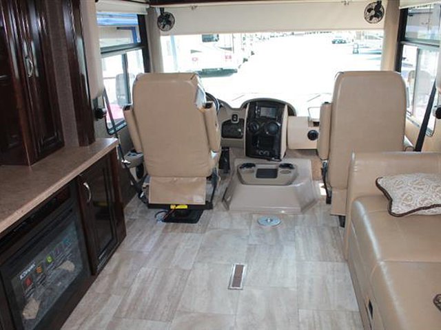 2016 Thor Motor Coach Challenger Photo