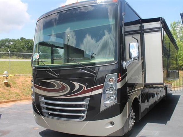 2015 Thor Motor Coach Challenger Photo