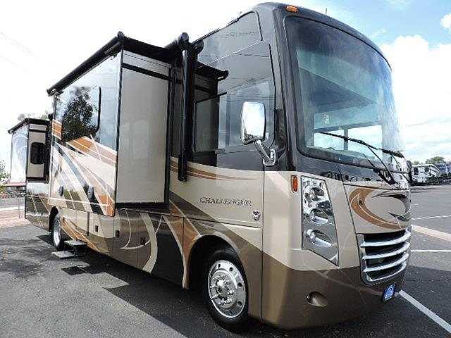 2016 Thor Motor Coach Challenger Photo