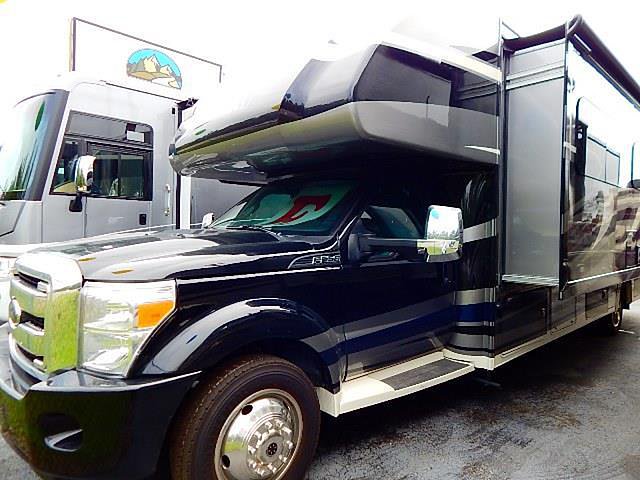 2015 Thor Motor Coach Chateau Photo
