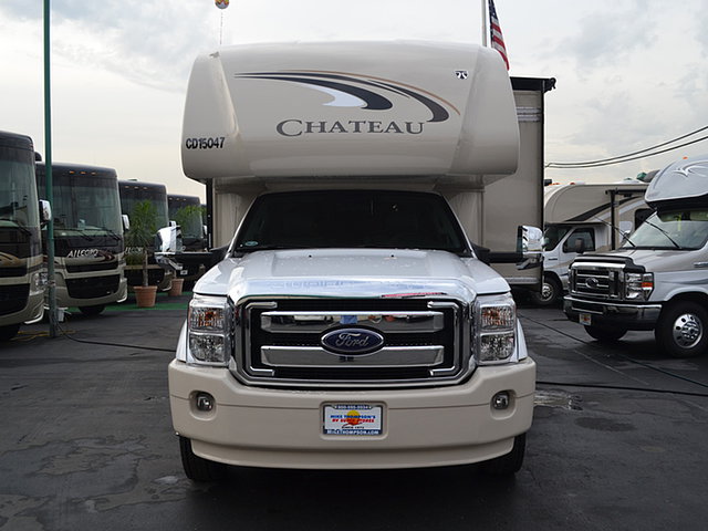 2015 Thor Motor Coach Chateau Super C Photo