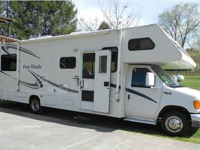 2004 Thor Motor Coach Four Winds Photo